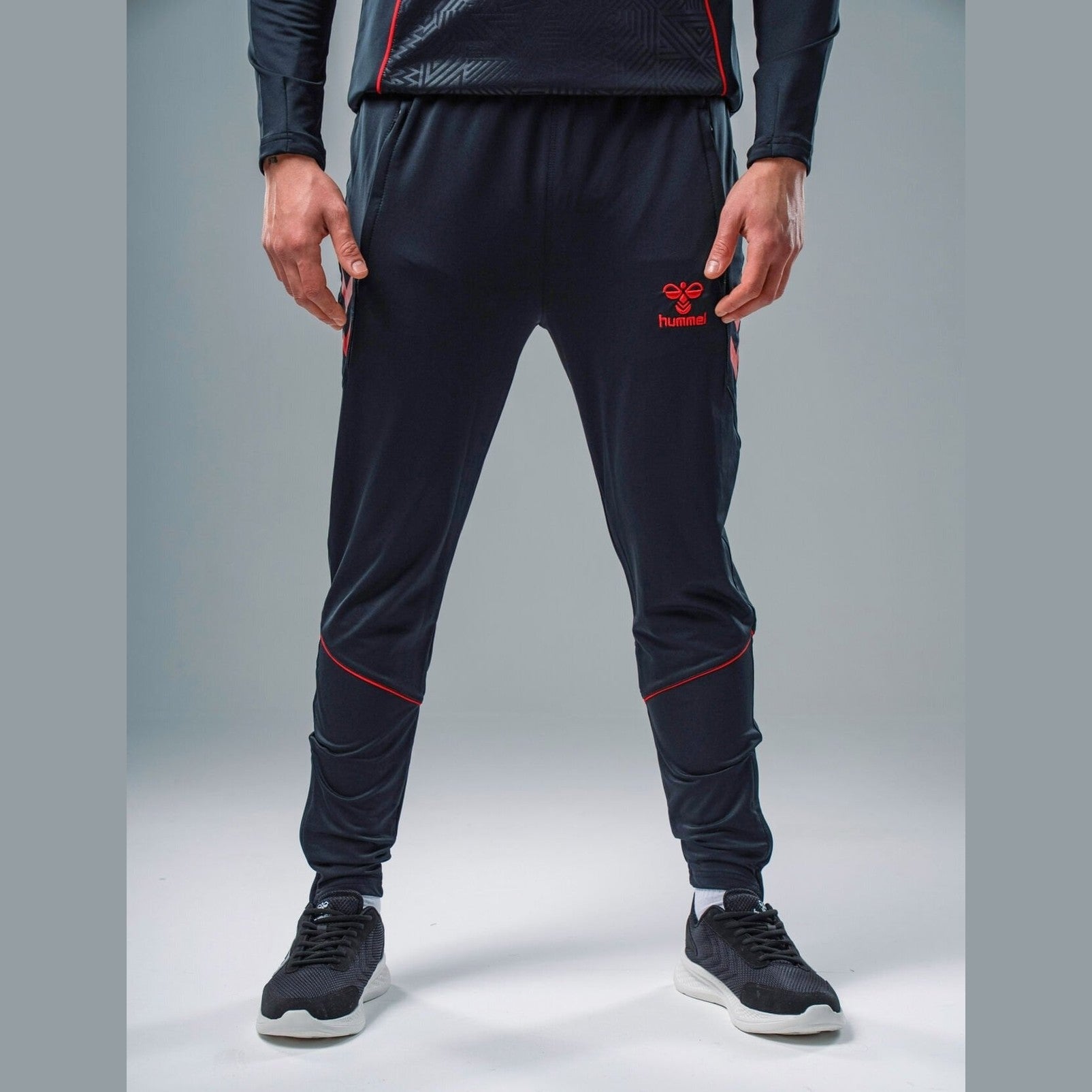 Hummel 932585 Target Antrenman Eşofman Altı Siyah-Kırmızı