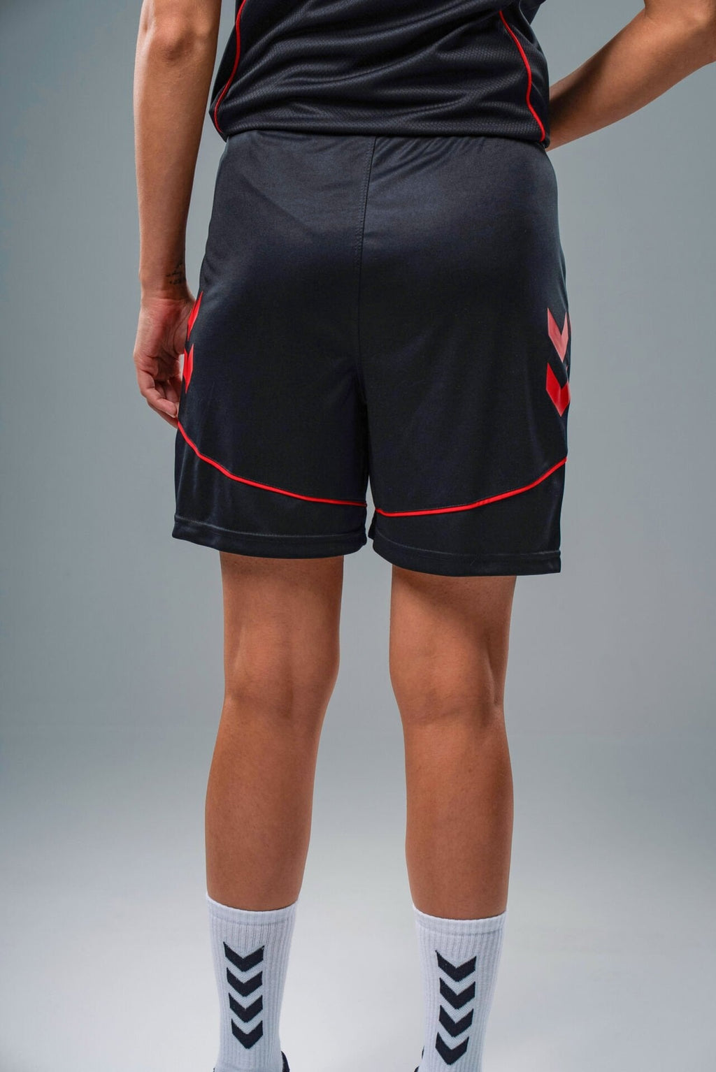 Hummel 932586 Target Antrenman Şortu Siyah-Kırmızı
