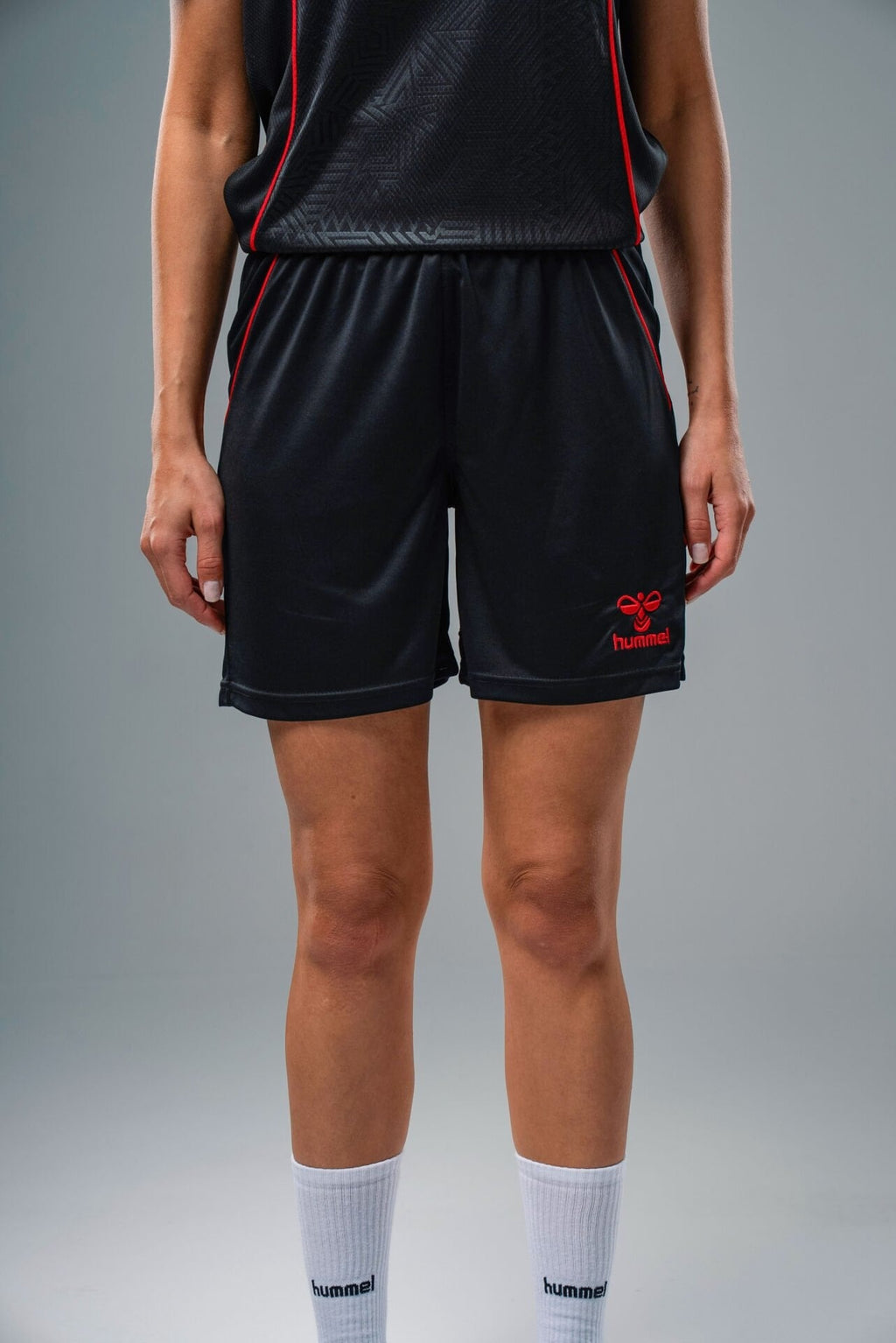 Hummel 932586 Target Antrenman Şortu Siyah-Kırmızı