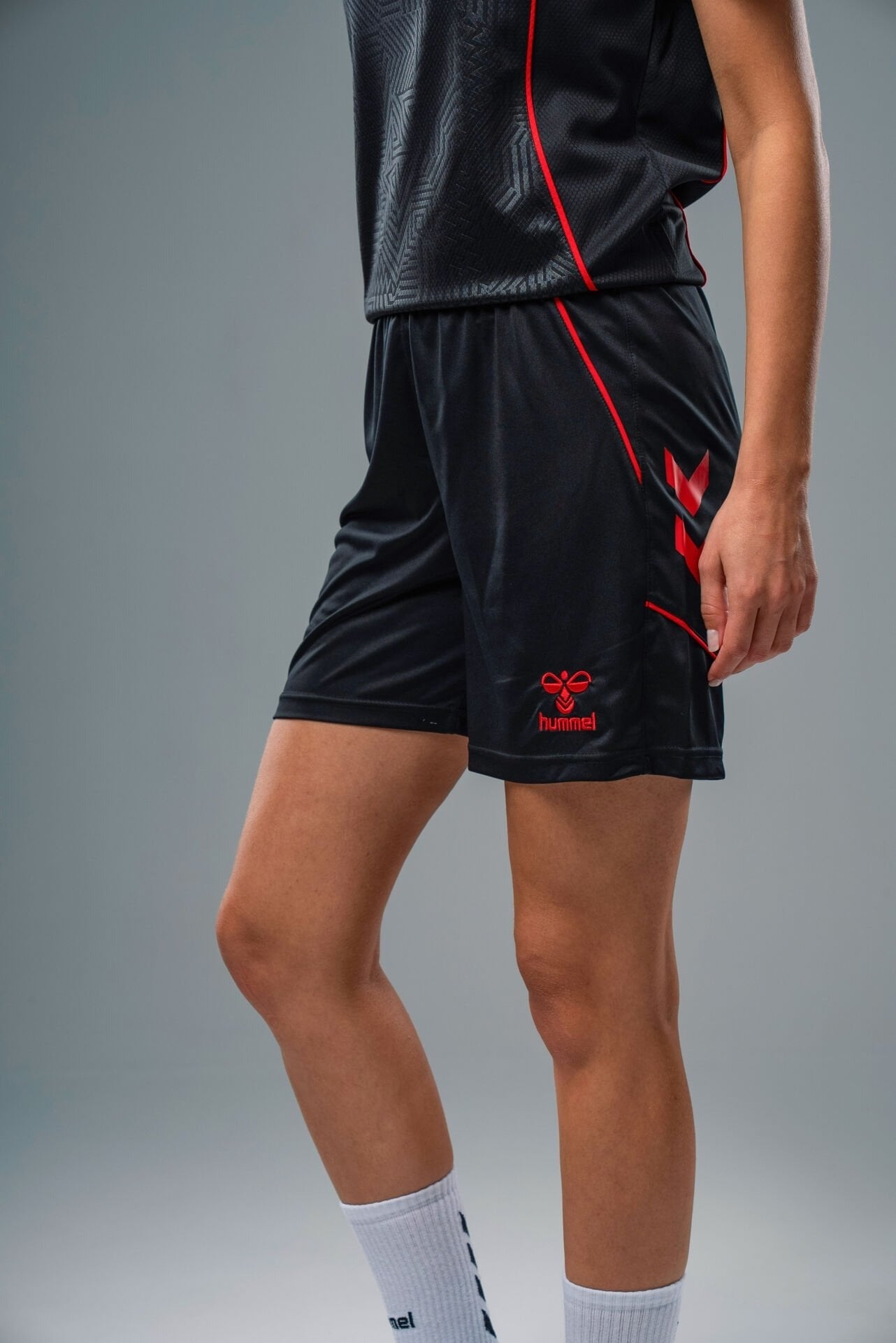 Hummel 932586 Target Antrenman Şortu Siyah-Kırmızı